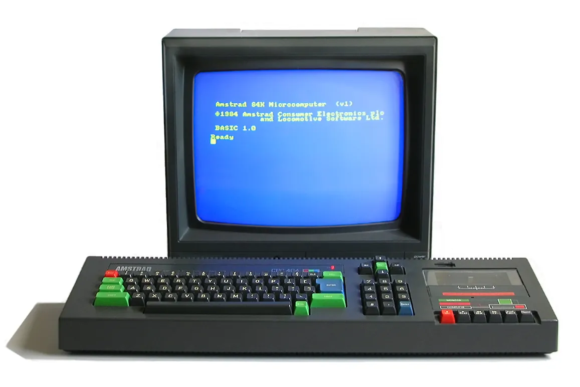 Amstrad CPC 464 con monitor y la pantalla de arranque en BASIC