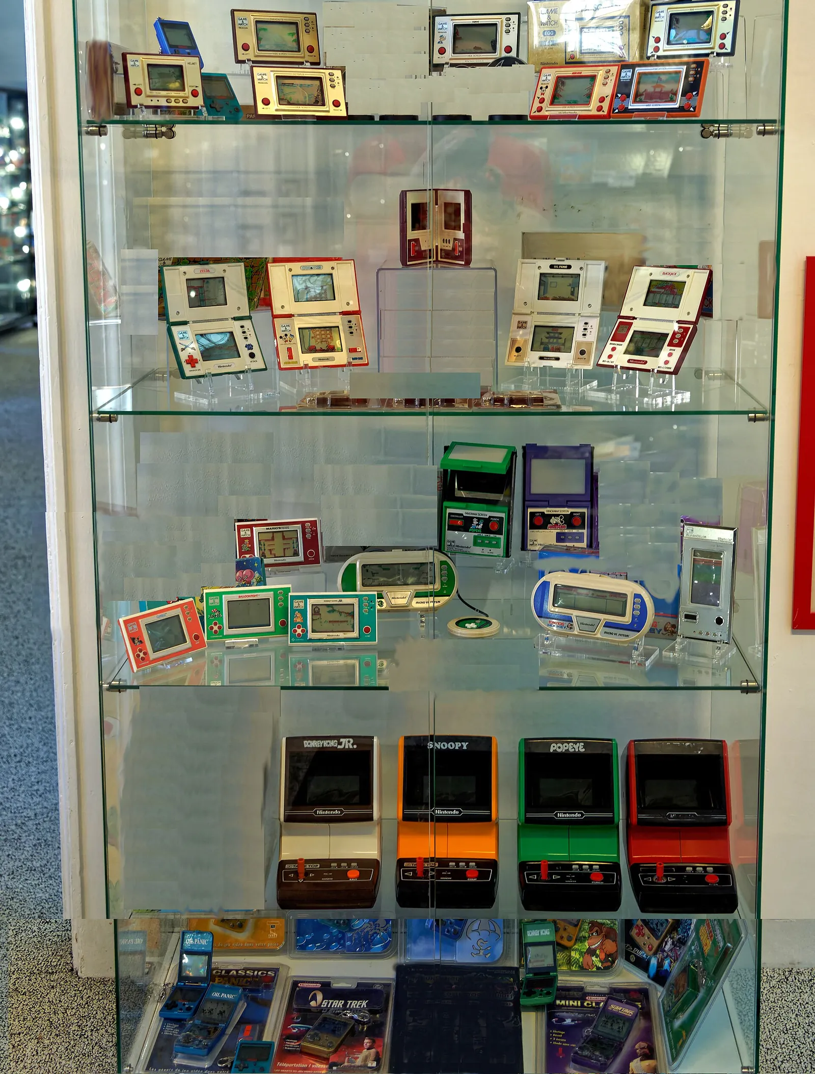Vitrina con decenas de maquinitas Game & Watch de distintas series