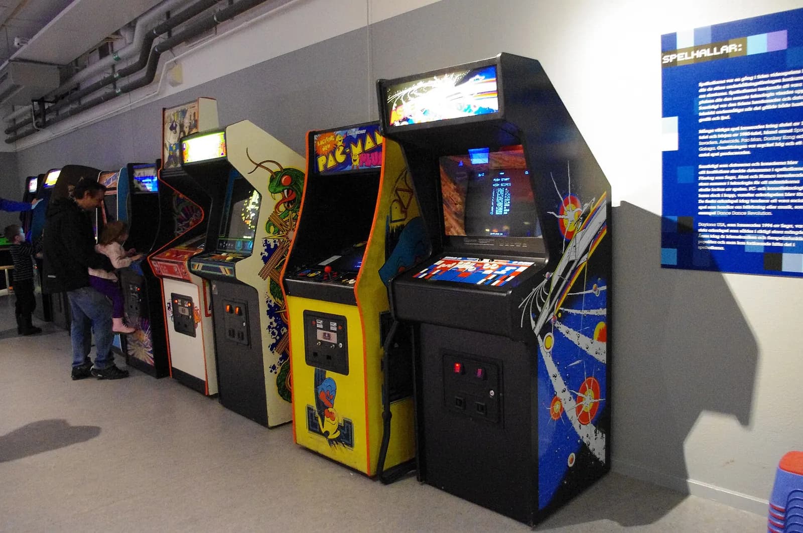 Fila de máquinas recreativas clásicas, entre ellas Pac-Man y Asteroids