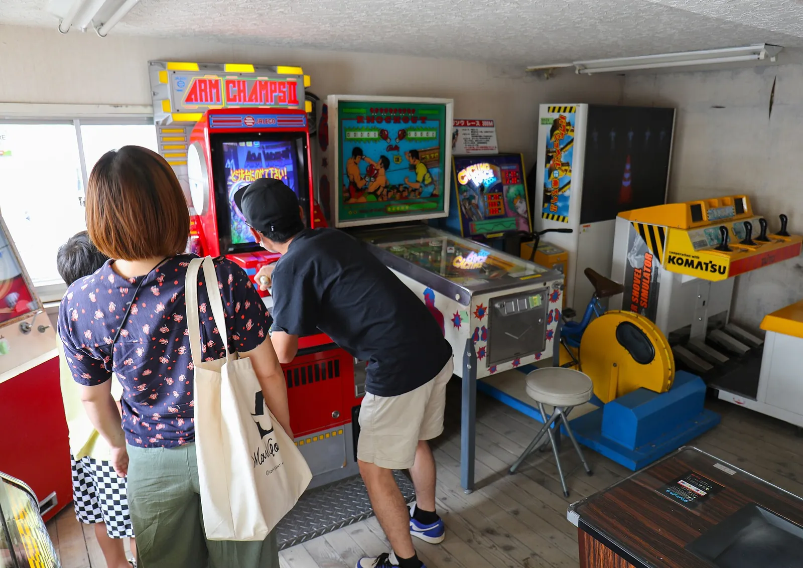 Visitantes jugando en un pequeño salón recreativo japonés